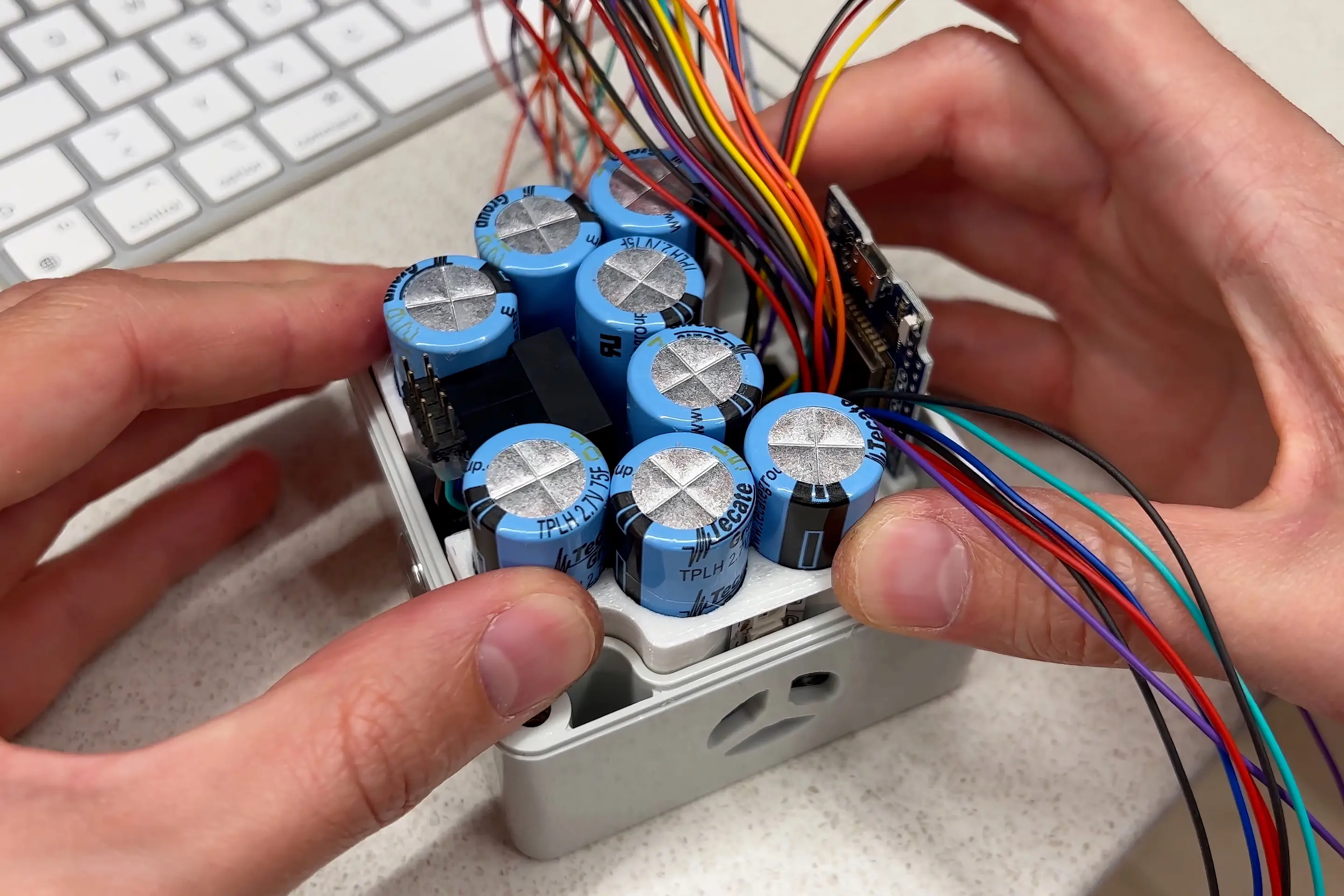 Projekt Sensor Box IMU Elektronik Kondensatoren in Box