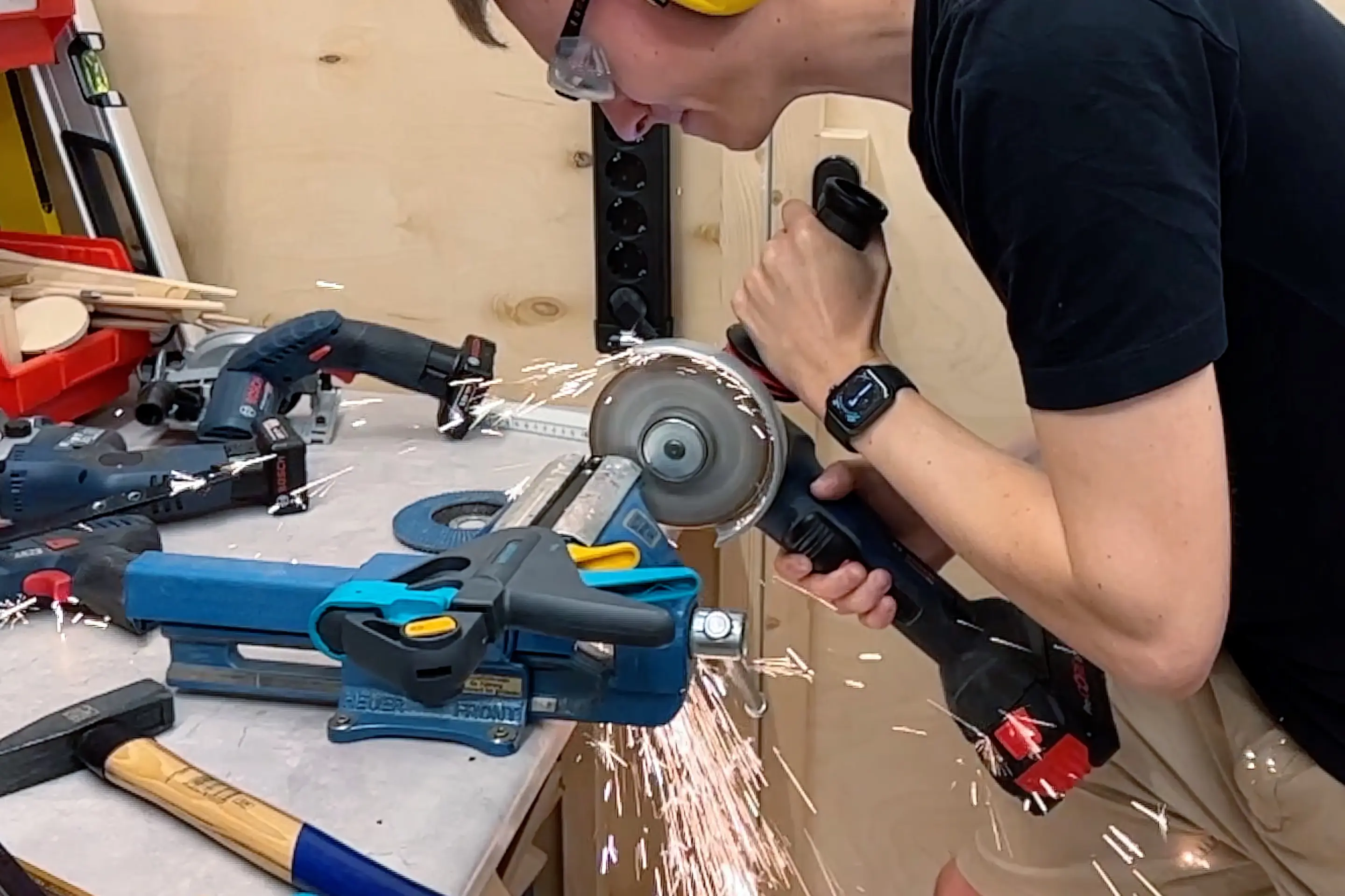 Projekt-Sensor-Box-IMU-Fertigung-Winkelschleifer-Funken-Johannes-Glaser