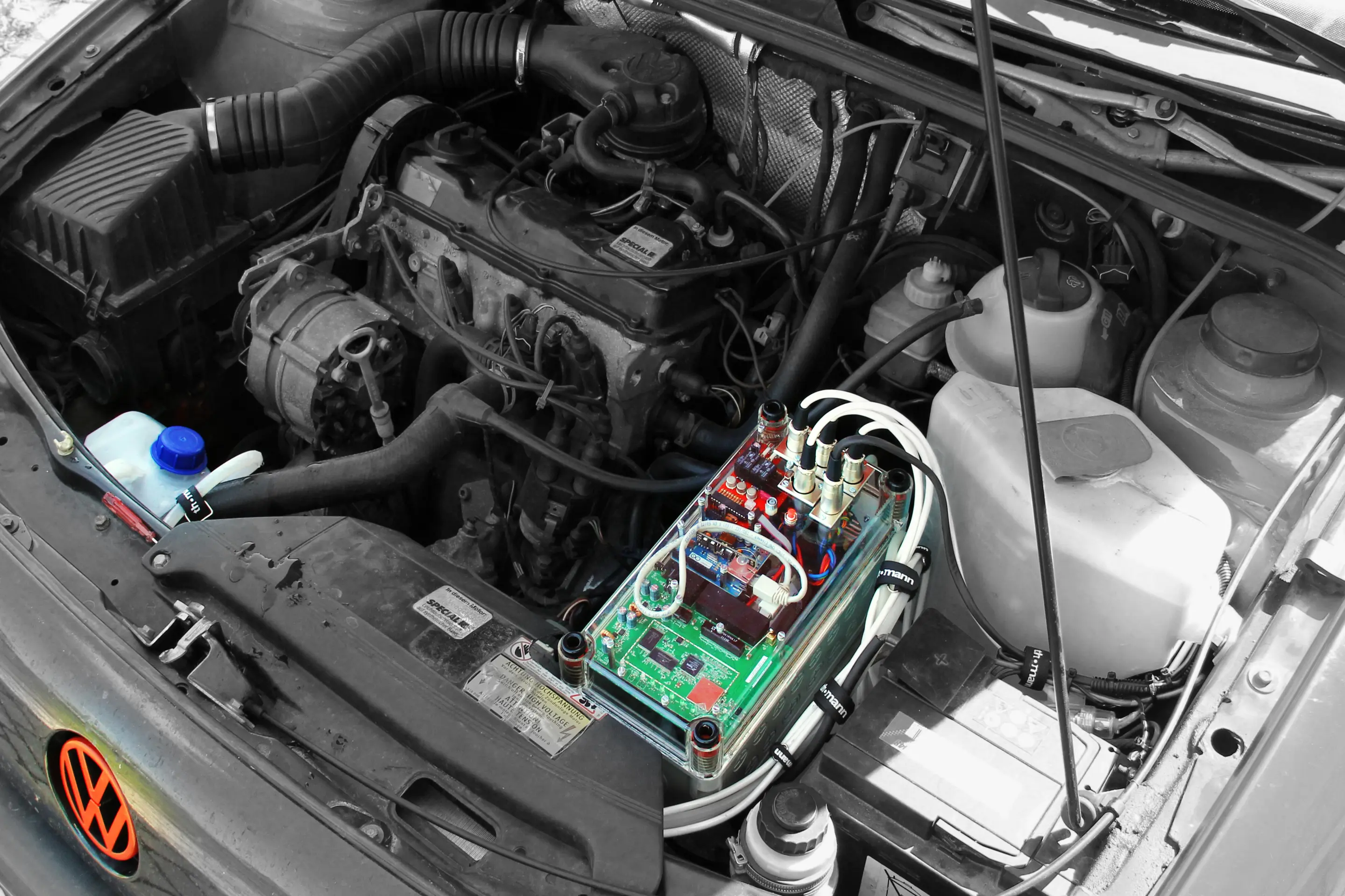 Projekt-Wasserwerfer-Motorraum-mit-Elektronik