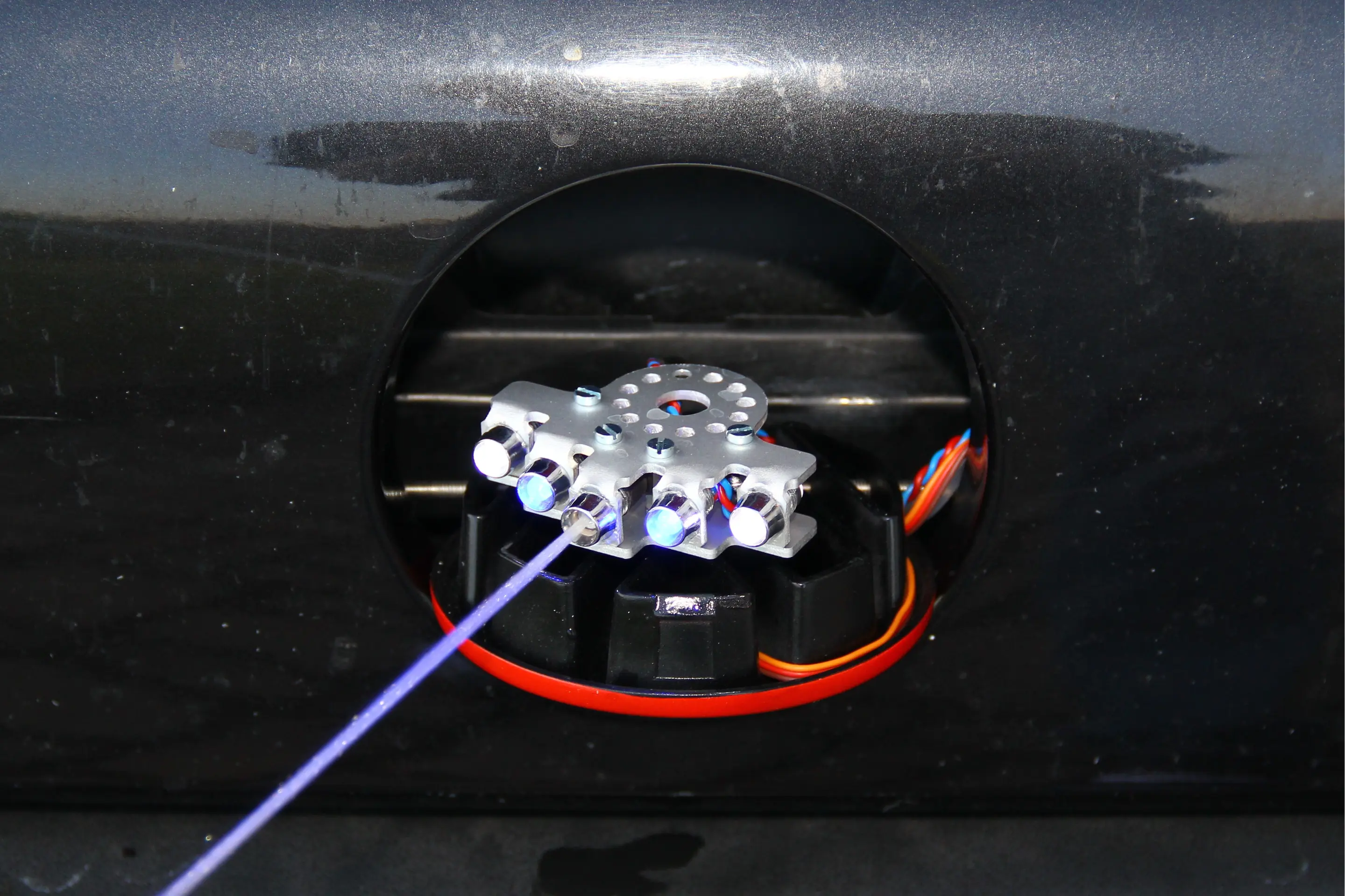 Projekt-Wasserwerfer-VW-Emblem-ausgefahren