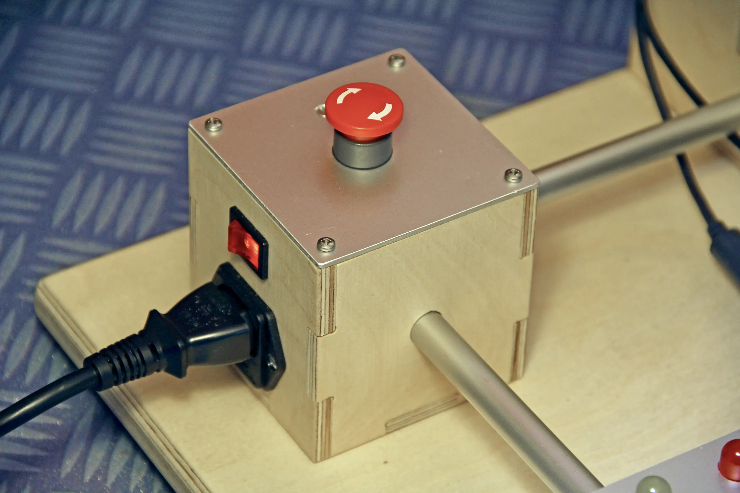 Projekt Kugelwaage Stromanschluss Netzschalter Notaus