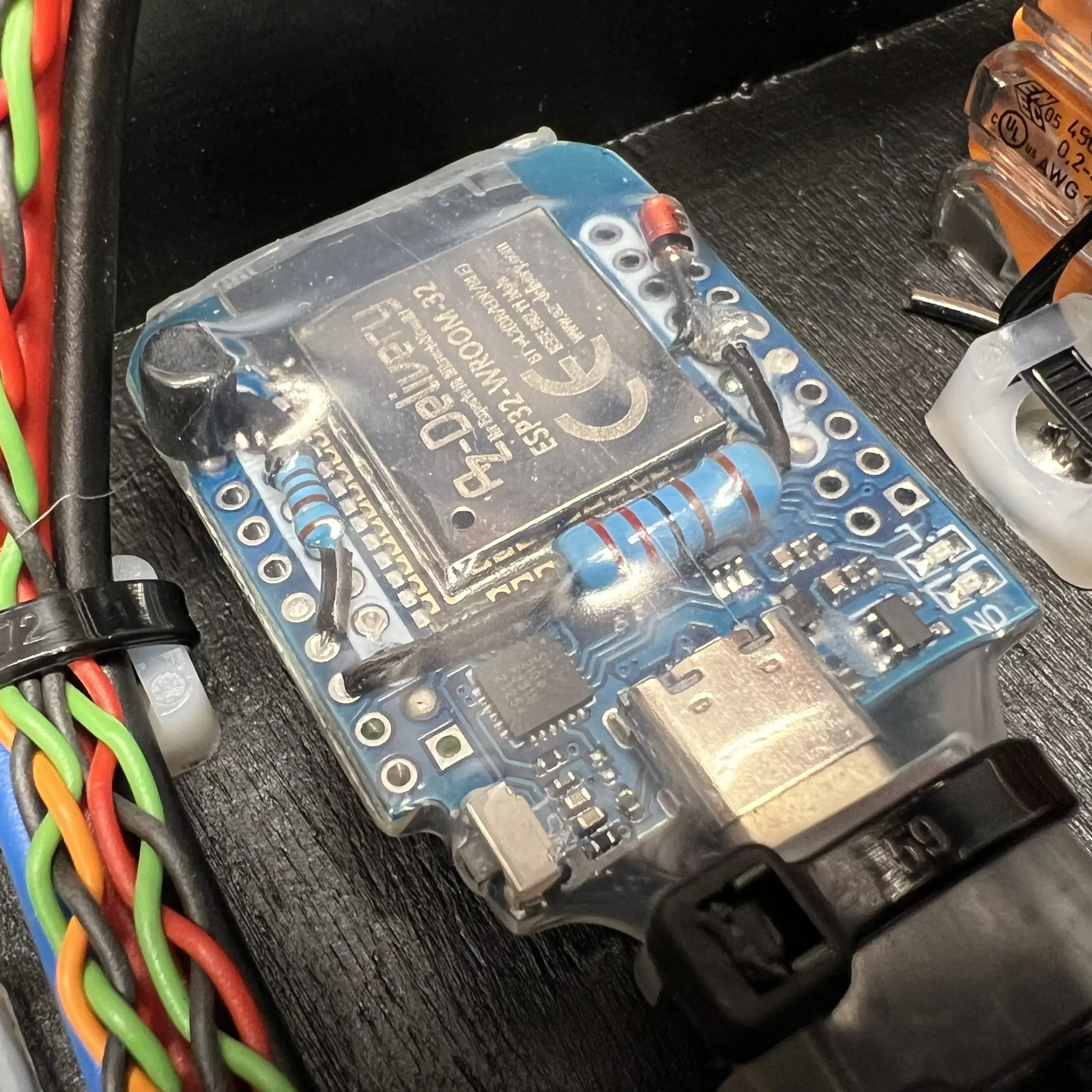 ESP32-Mikrocontroller programmiert in C++ für die Ansteuerung des Motors, LED-Scheinwerfer und LED-Stripes des Messeexponats