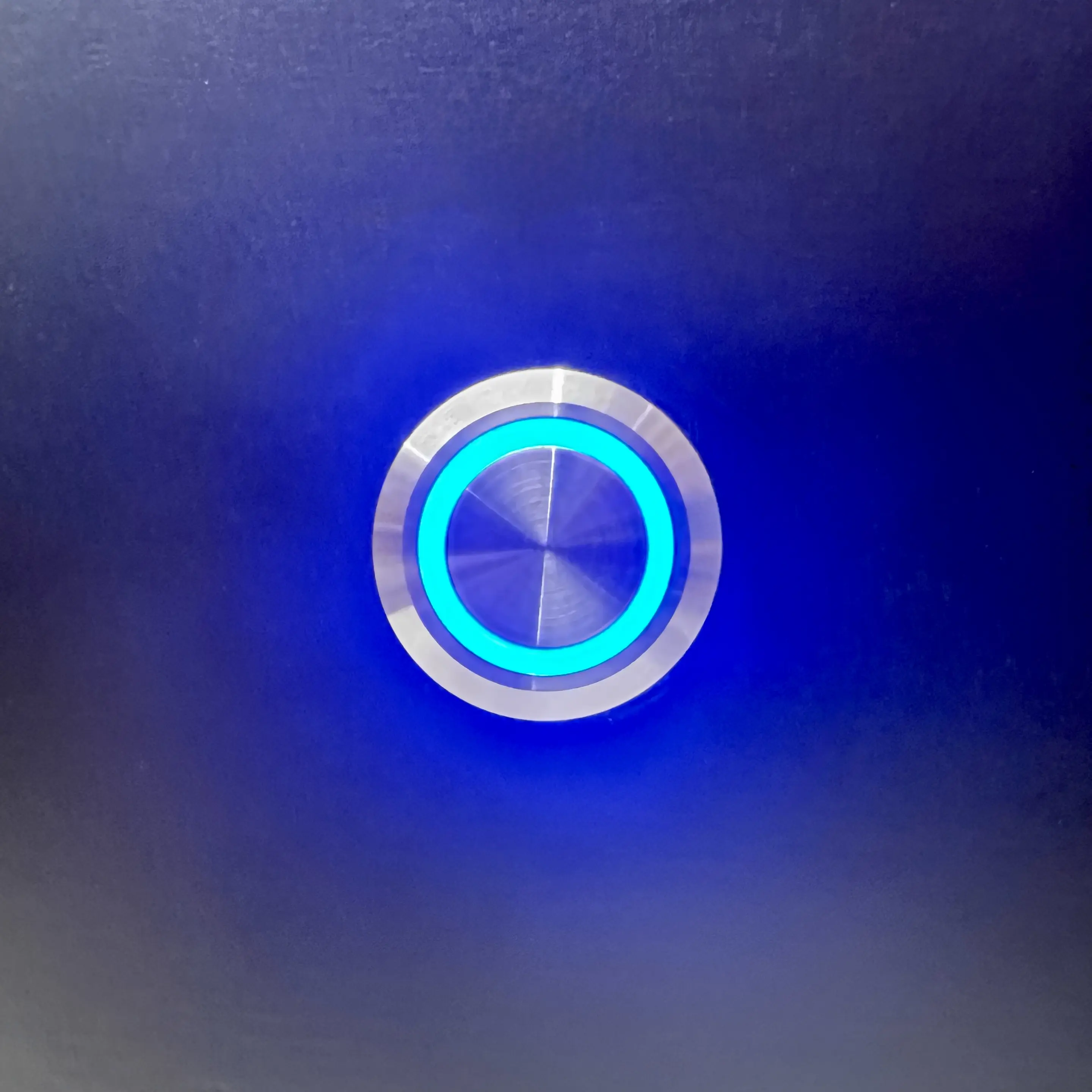 projekt messeexponat details taster mit led leuchtring in blau