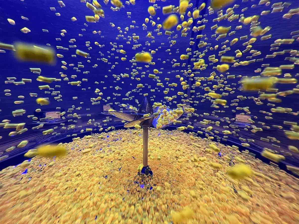 Projekt Messeexponat Wasserschraube fluoreszierendes Granulat