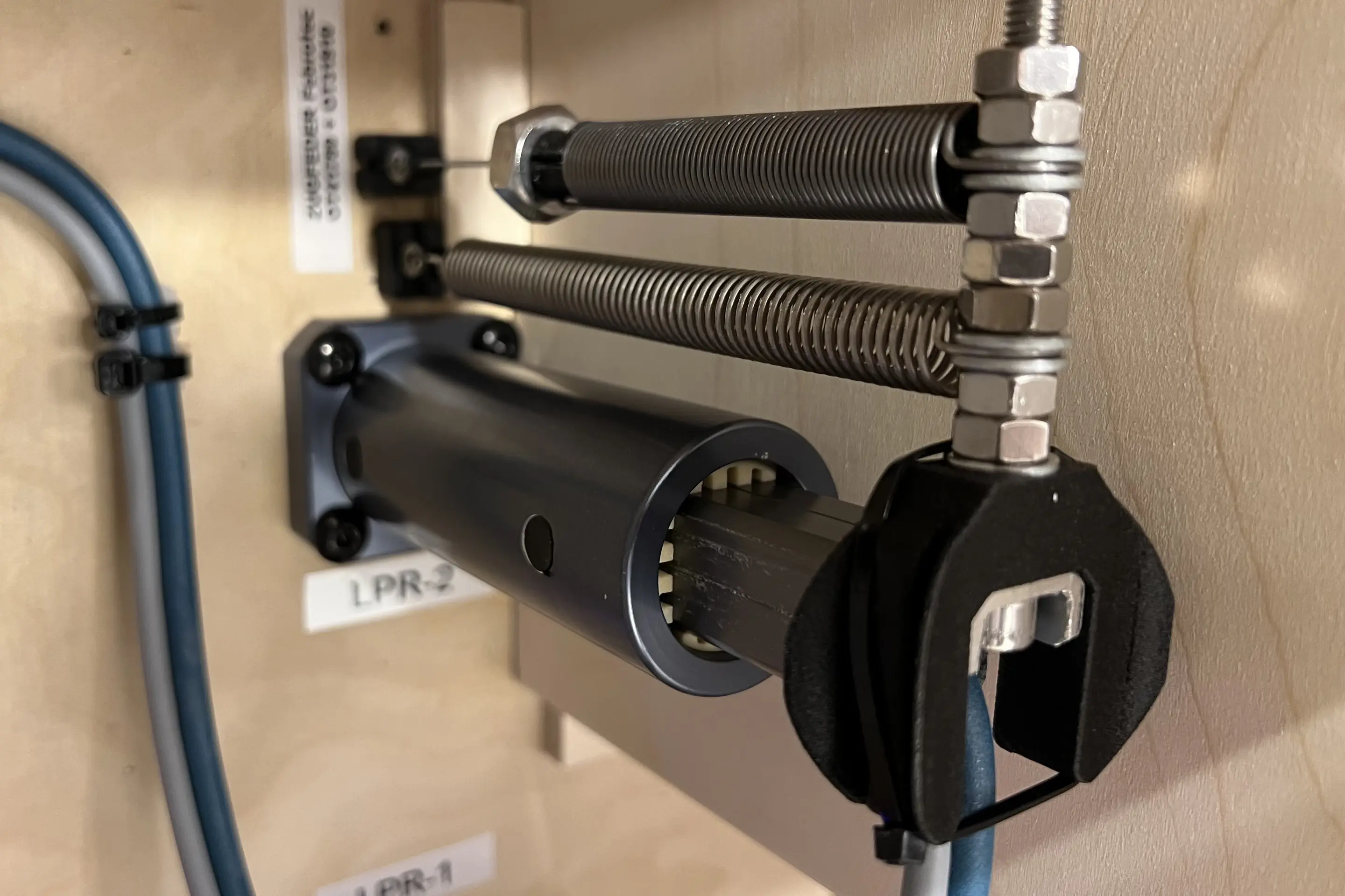 Projekt Radar Demonstrator Zweistufige Federung Zugfeder definierter Mittelpunkt