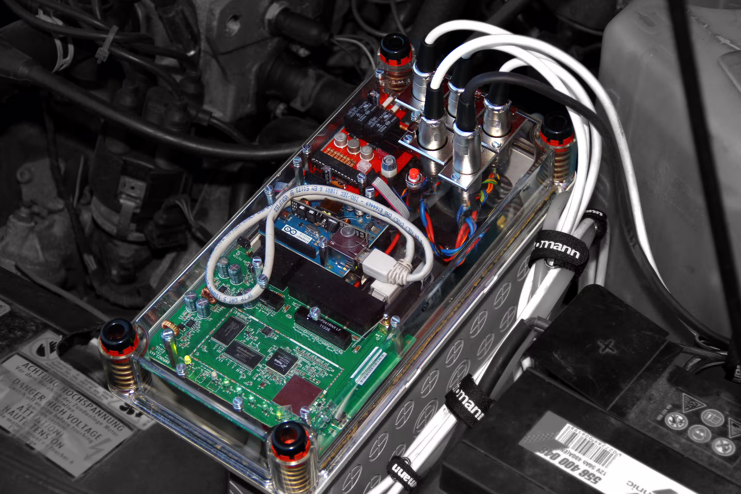 Projekt‑Wasserwerfer‑Elektronik‑im‑Motorraum‑Arduino