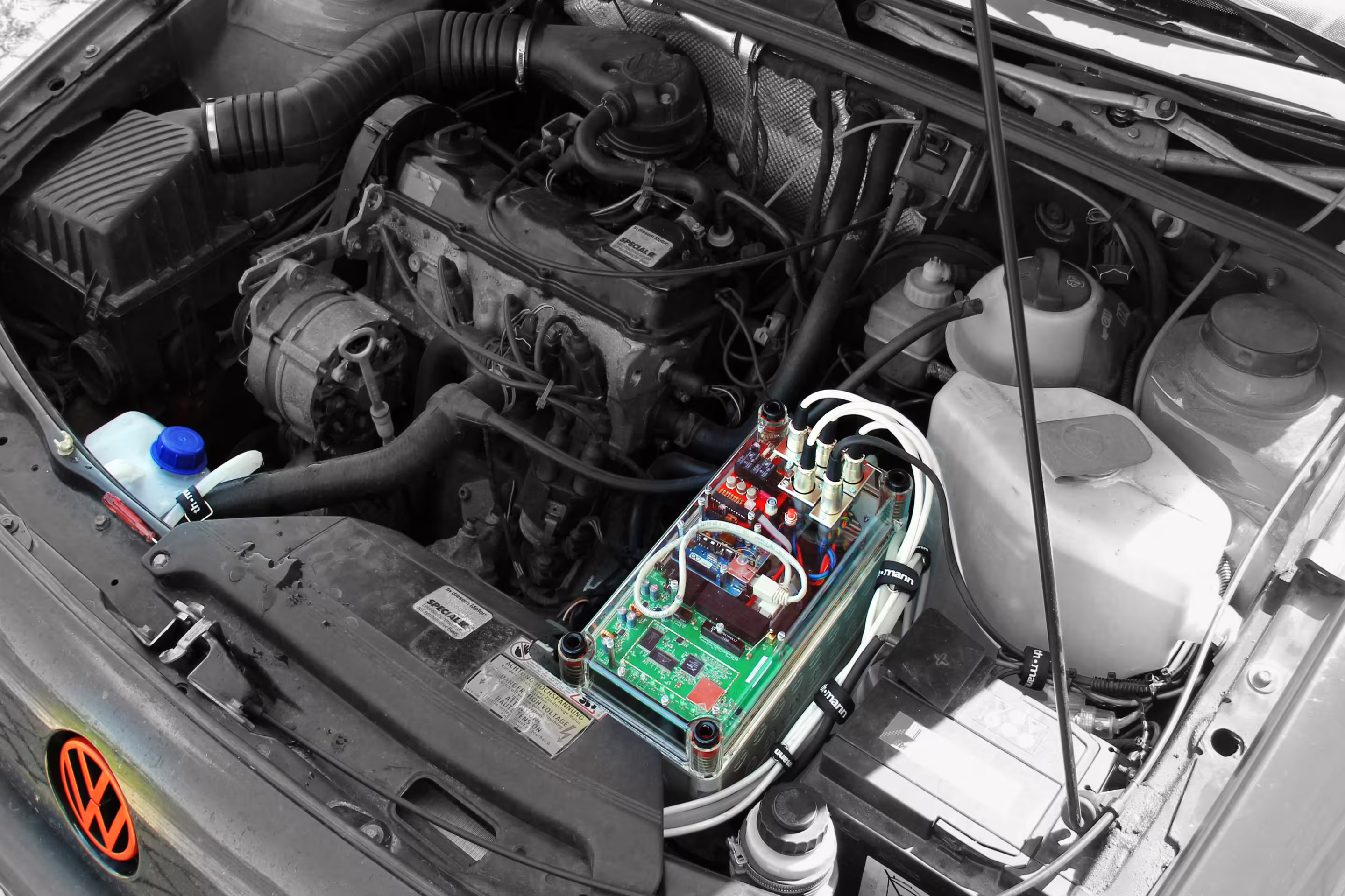Projekt-Wasserwerfer-Motorraum-mit-Elektronik