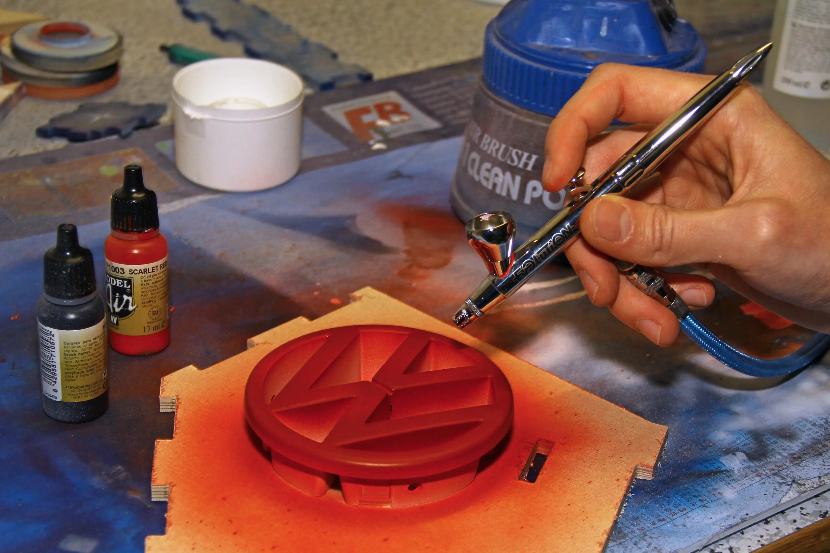 Projekt‑Wasserwerfer‑VW‑Emblem‑Airbrush