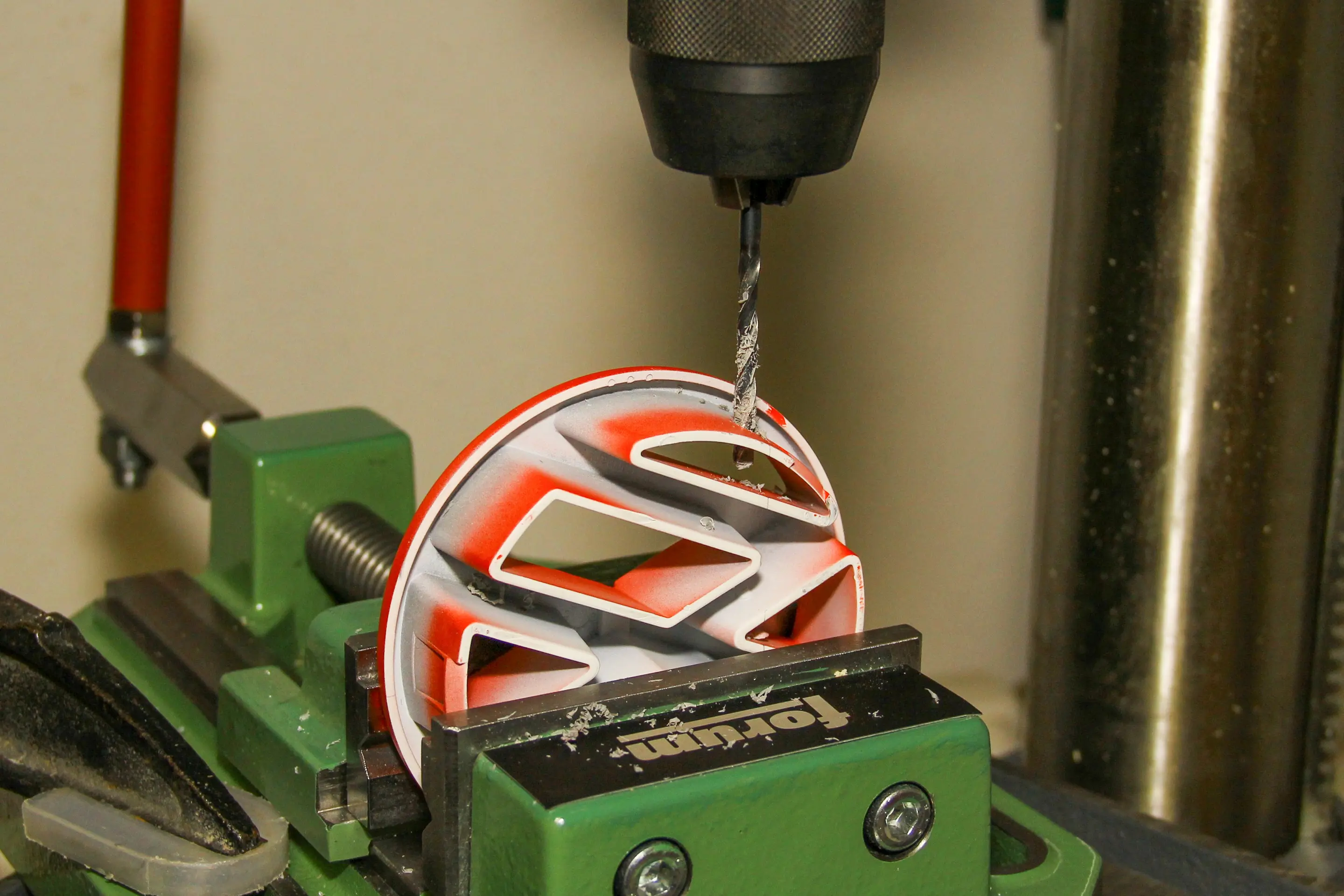 Projekt‑Wasserwerfer‑VW‑Emblem‑Bohrmaschine
