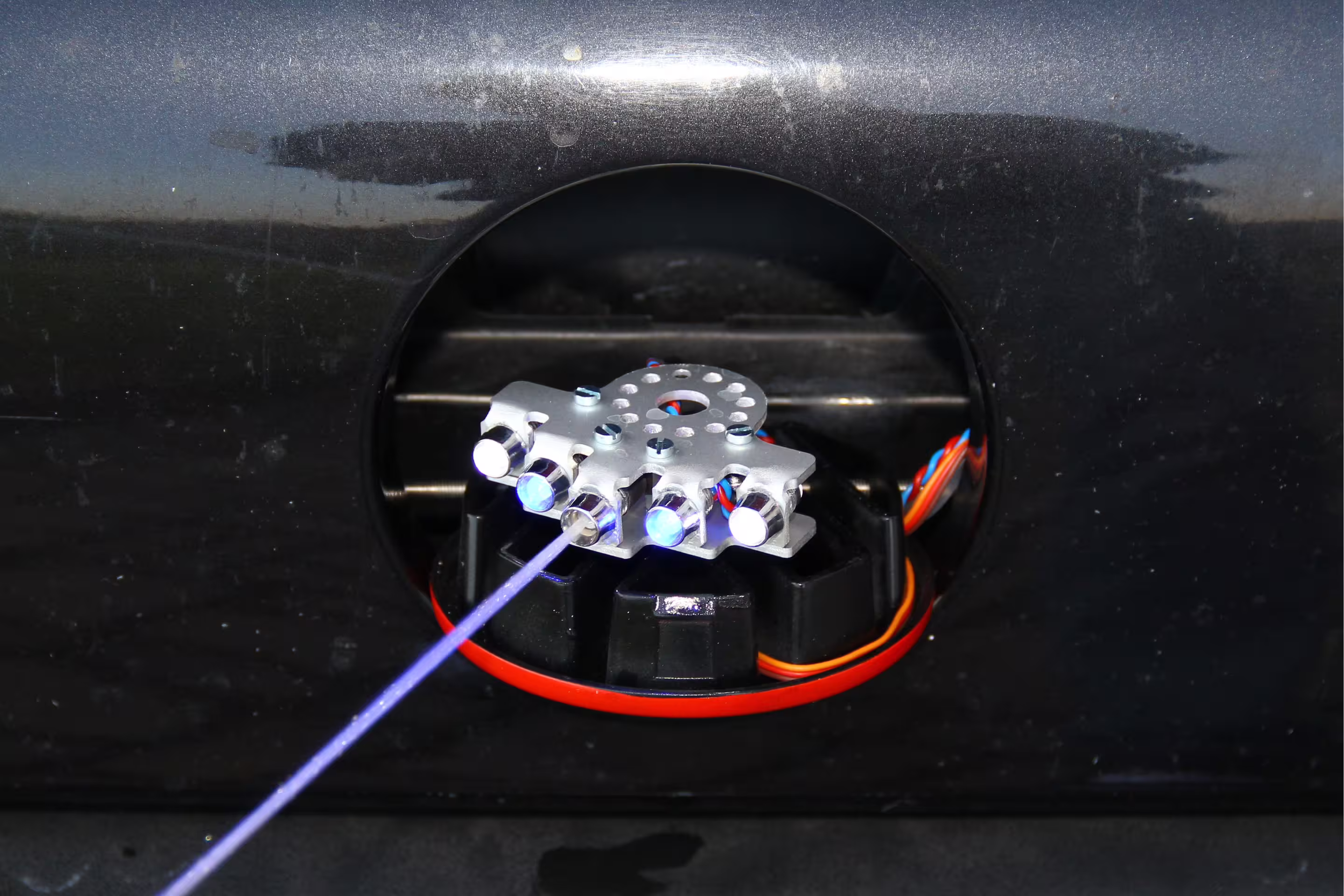 Projekt-Wasserwerfer-VW-Emblem-ausgefahren