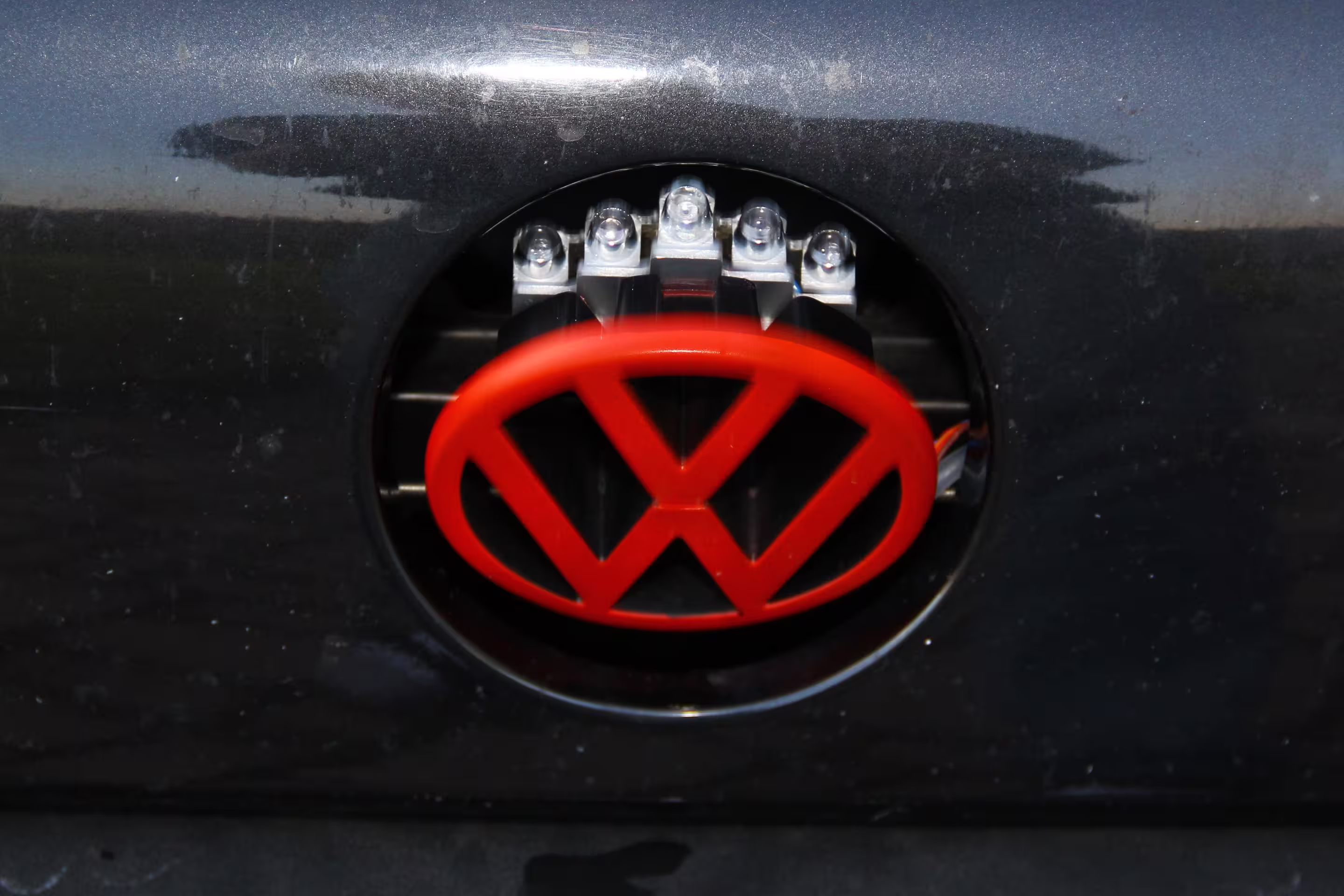Projekt-Wasserwerfer-VW-Emblem-faehrt-aus