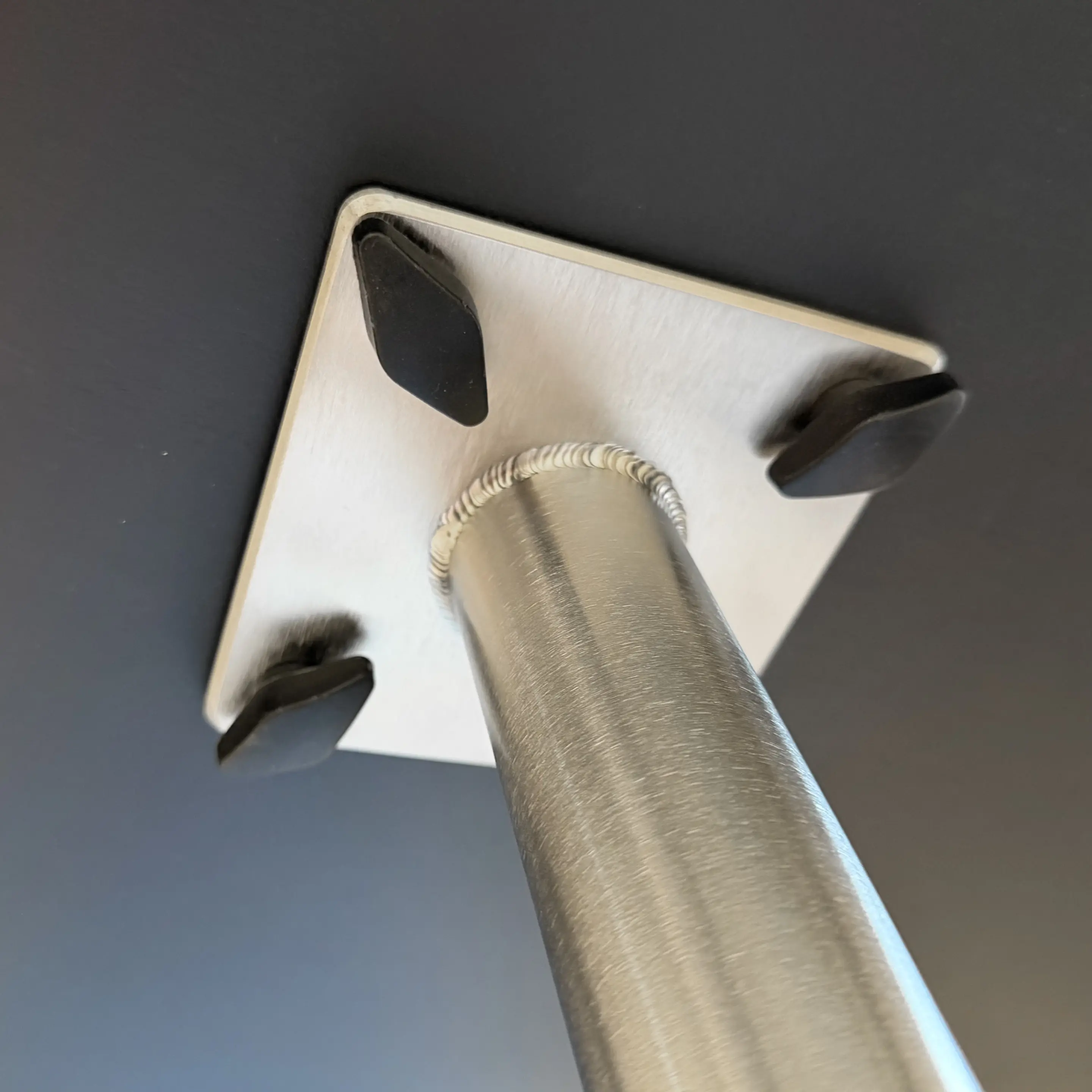 Removable stainless steel base with handwheels for positioning the mold at a 30-degree angle on the trade show stand