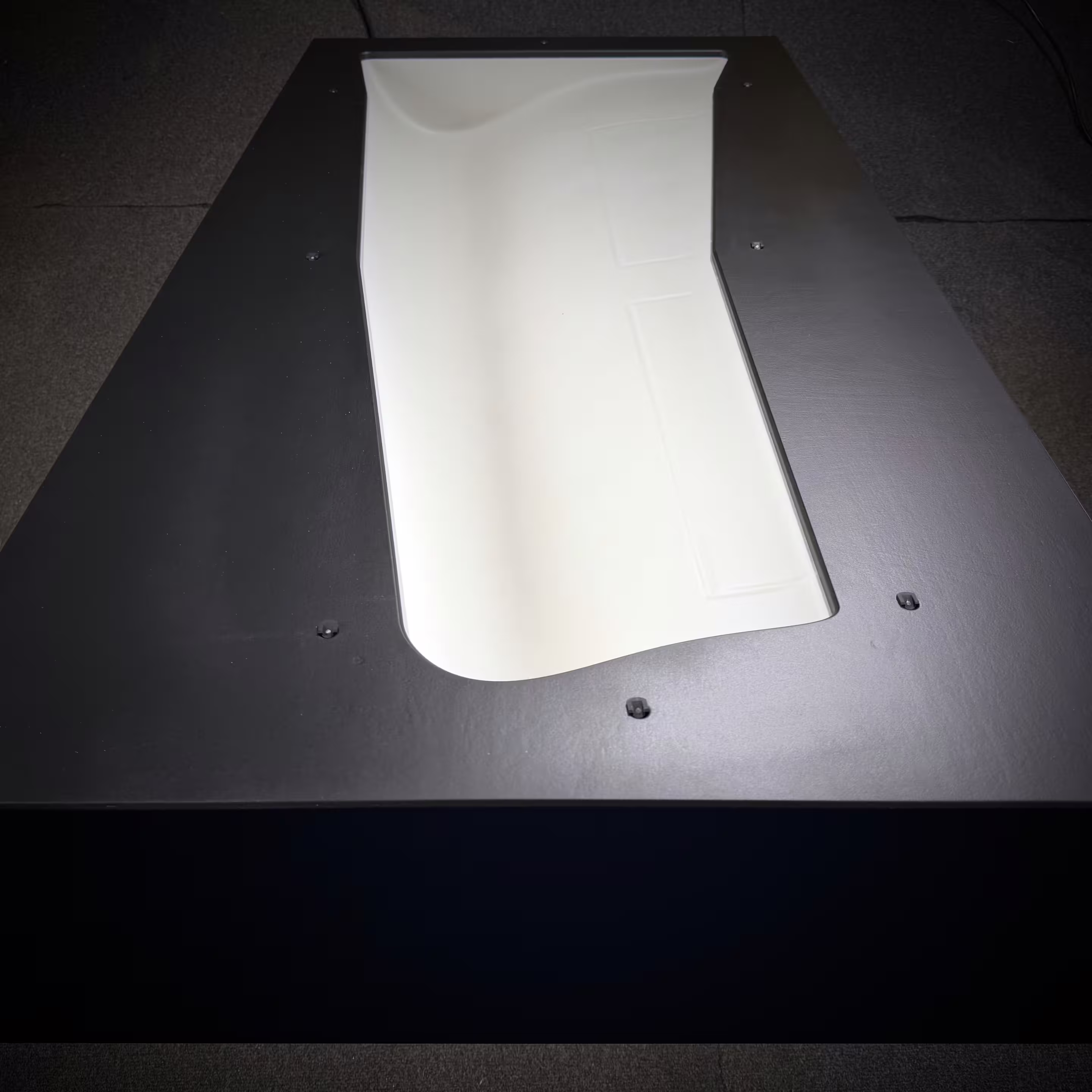 Fertig lackierte CNC-gefräste Tragflächen-Negativform in seitlicher Perspektive als reales Messeexponat
