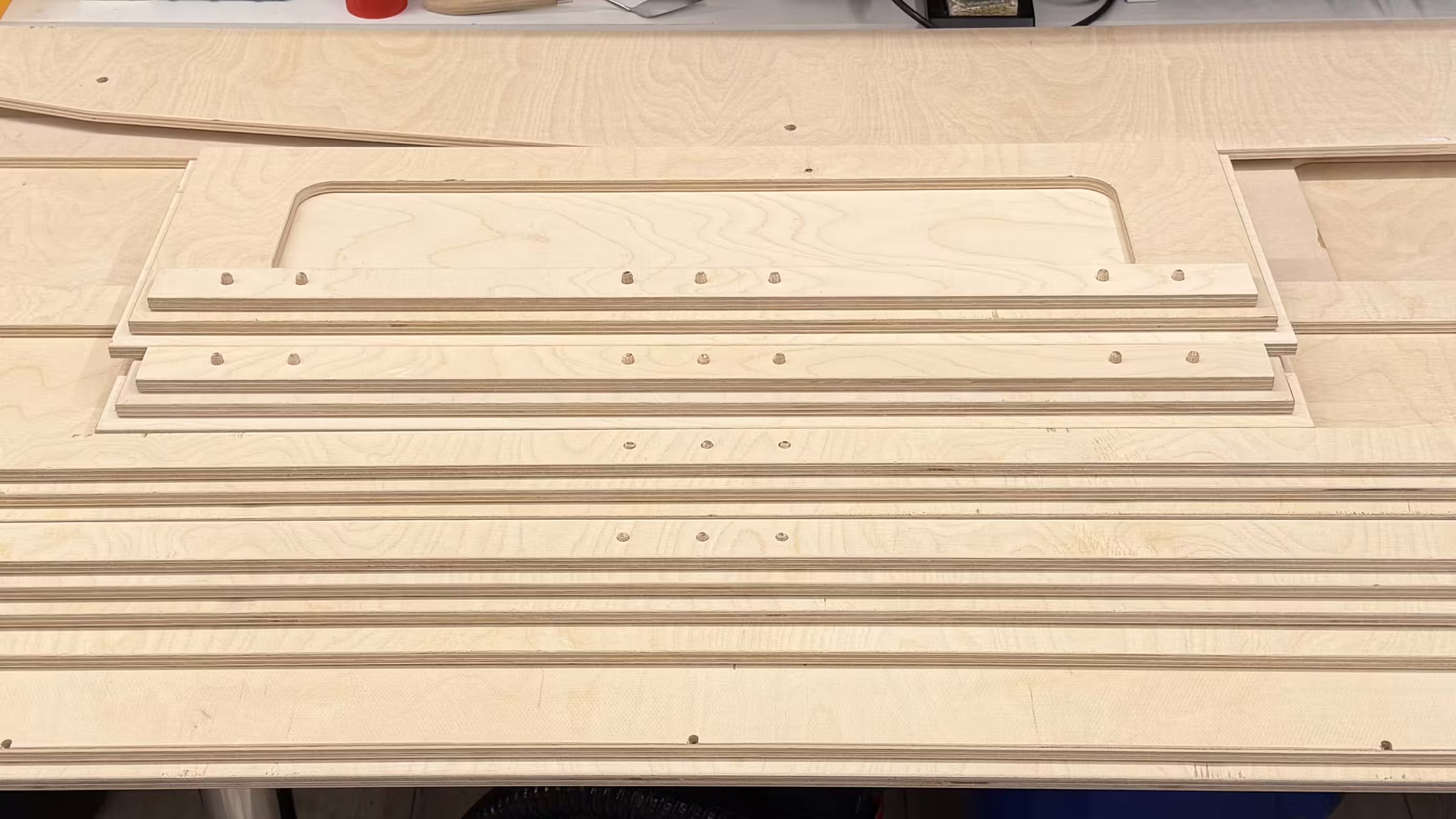 CNC-gefräste Multiplex-Seitenteile mit Aussparungen für einen leichten und stabilen Korpus des Messemodells