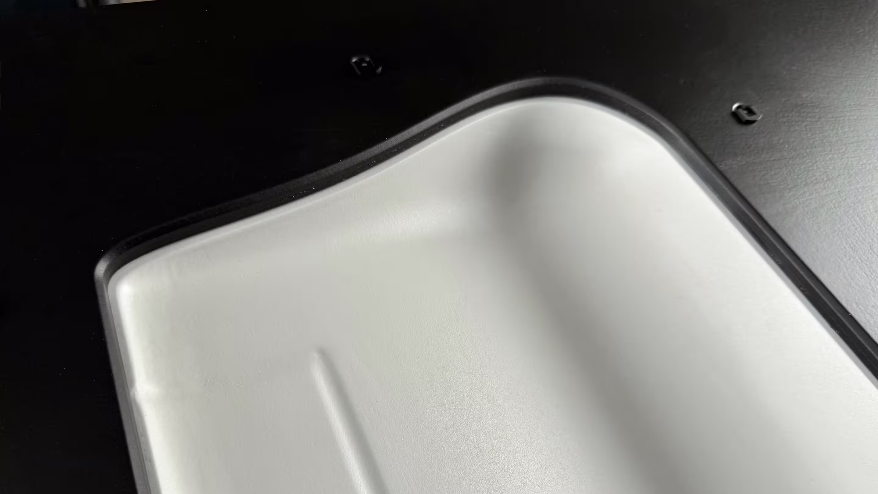 Matt lichtgrau lackierte Flügelspitze einer CNC-gefrästen Tragflächen-Negativform im schwarzen Messeexponat