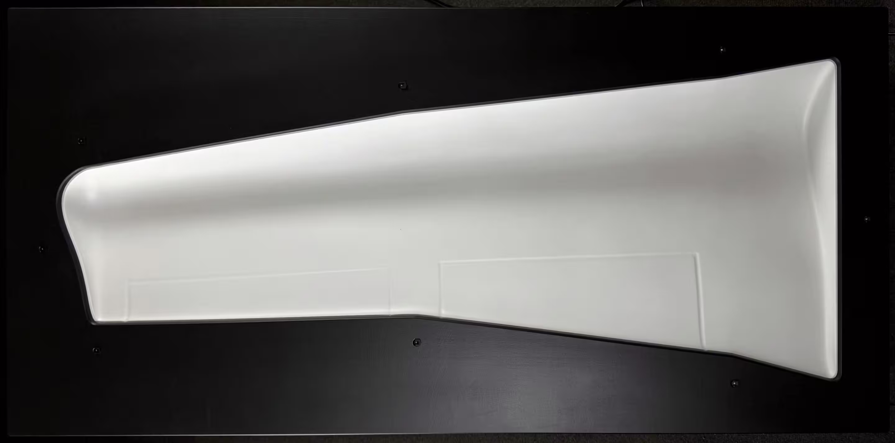 Draufsicht auf die lackierte CNC-gefräste Form für ein Messeexponat mit Lichtgrau, Tiefschwarz, Schattenwurf und plastischer 3D-Wirkung