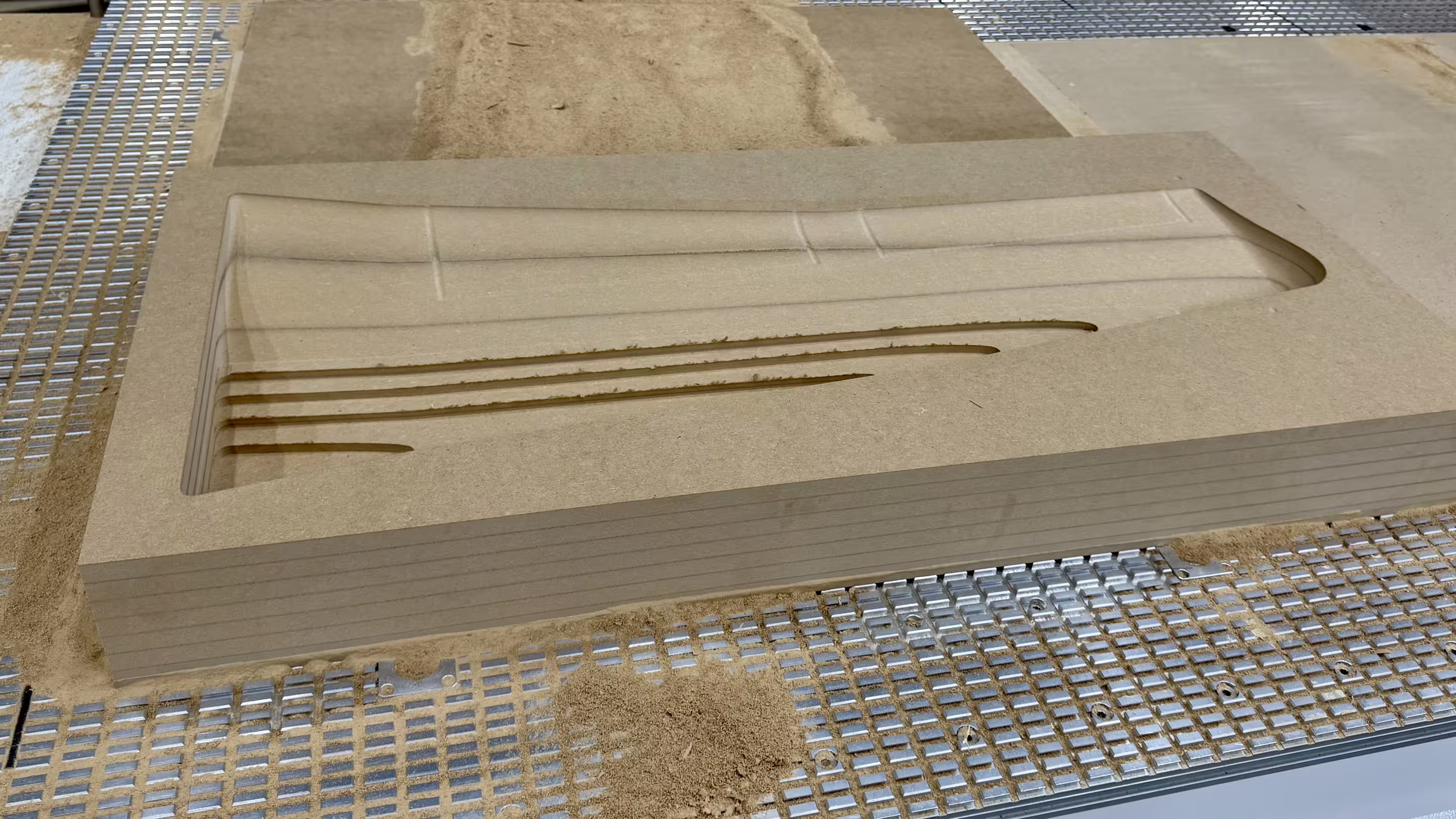 Verleimter MDF-Block mit teilweise geschlichteter CNC-gefräster Tragflächen-Negativform für ein Messeexponat