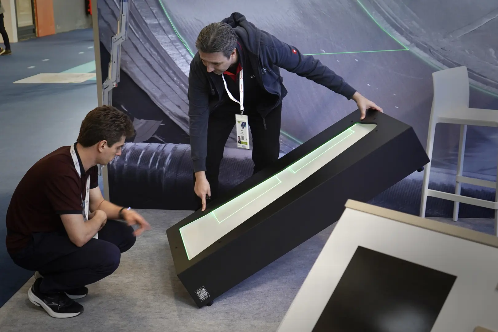 Messeexponat für Z-LASER mit grüner Laserprojektion auf einer CNC-gefrästen Tragflächenform am Messestand