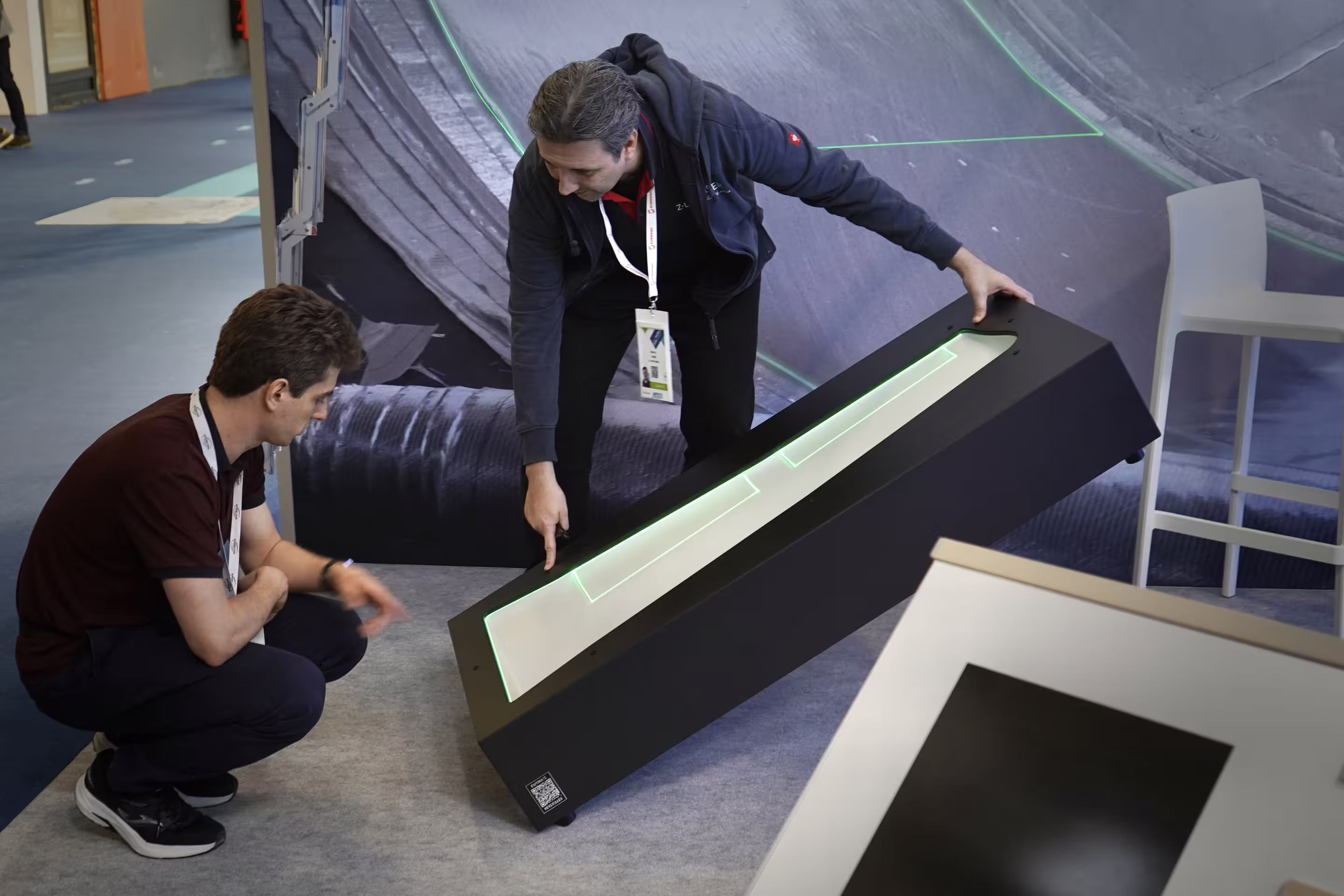 Messeexponat für Z-LASER mit grüner Laserprojektion auf einer CNC-gefrästen Tragflächenform am Messestand