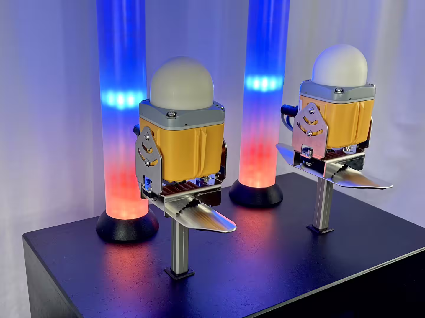 Funktionsmodell Radar Safety-Demonstrator mit zwei SYMEO-Sensoren und 3.000 LEDs in Acryltubes als Messeexponat