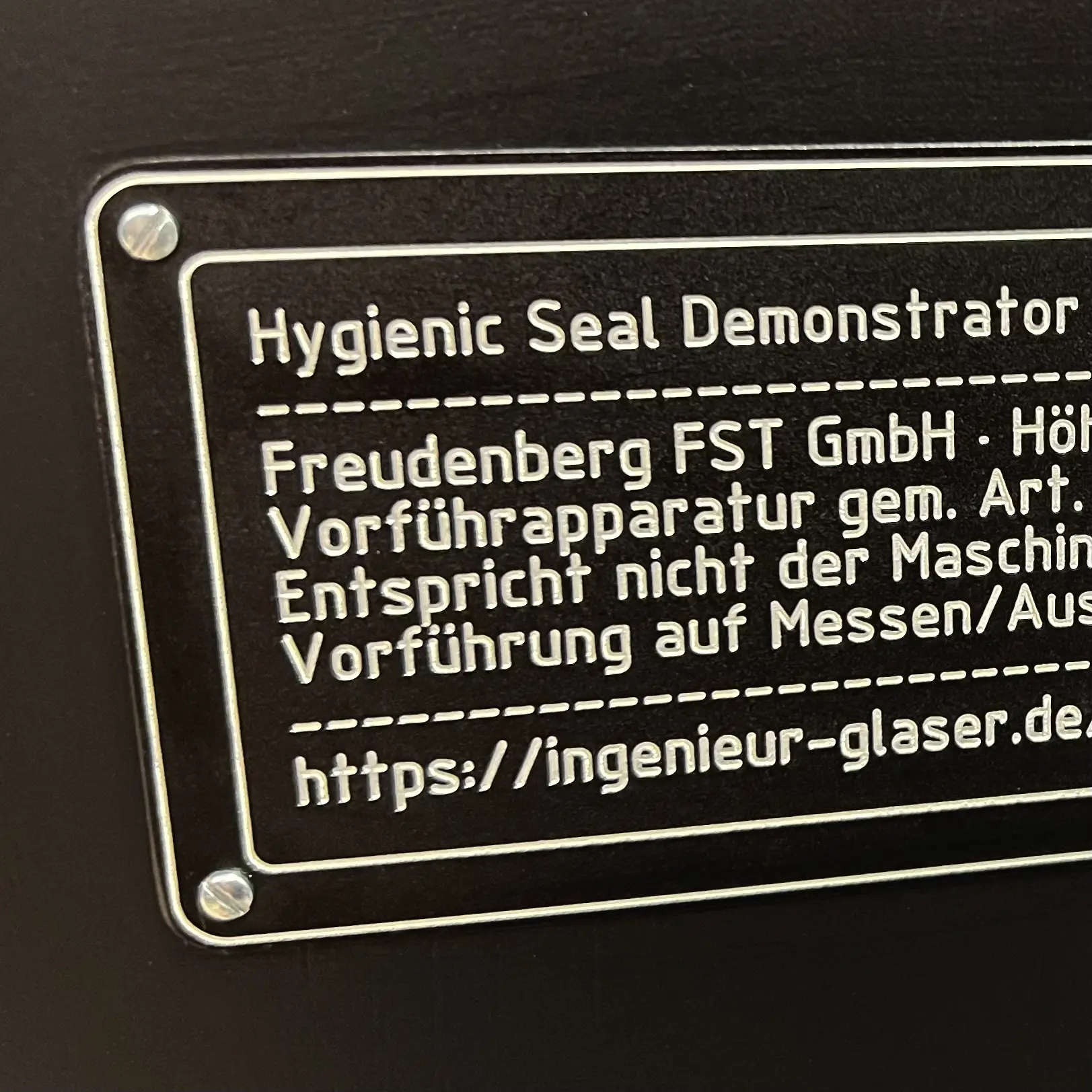 Projekt Messeexponat Details Typenschild graviert CNC-gefräst