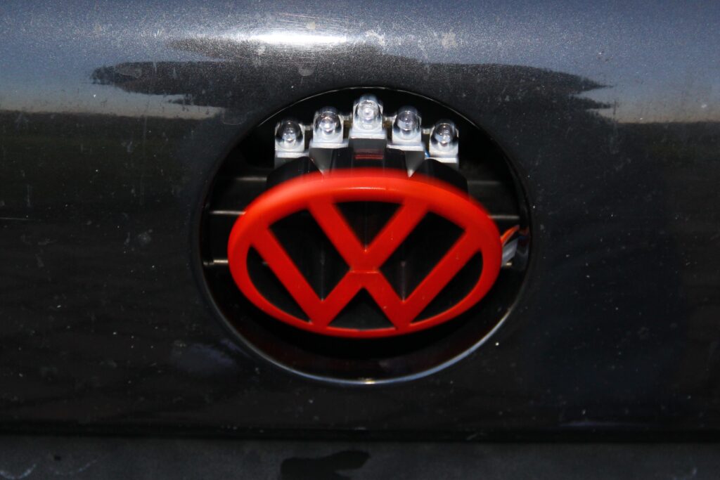 Projekt Wasserwerfer VW Emblem faehrt aus